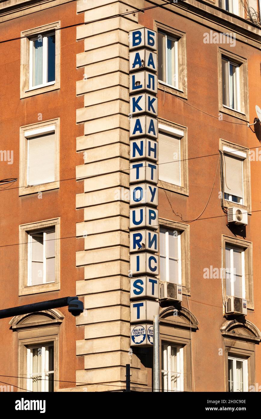 Altmodische Neonwerbung für Balkantouristenreiseveranstalter aus dem Sozialismus an der Gebäudefassade in Sofia Bulgarien, Osteuropa, Balkan, EU Stockfoto