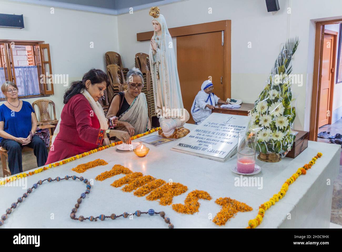 KALKUTTA, INDIEN - 30. OKTOBER 2016: Ansicht des Grabes von Mutter Teresa im Mutterhaus in Kalkutta, Indien. Stockfoto