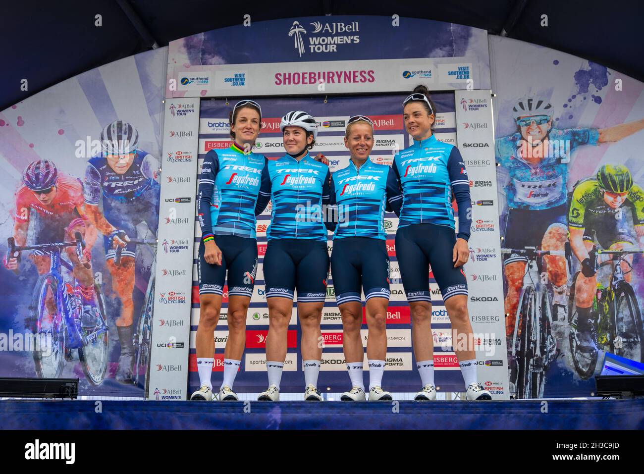 Lizzie Deignan, Chloe Hosking, Trixi Worrack, Audrey Cordon-Ragot von Trek Segafredo Vorbereitung auf das Women's Tour Radrennen Etappe vier, Shoebury Stockfoto