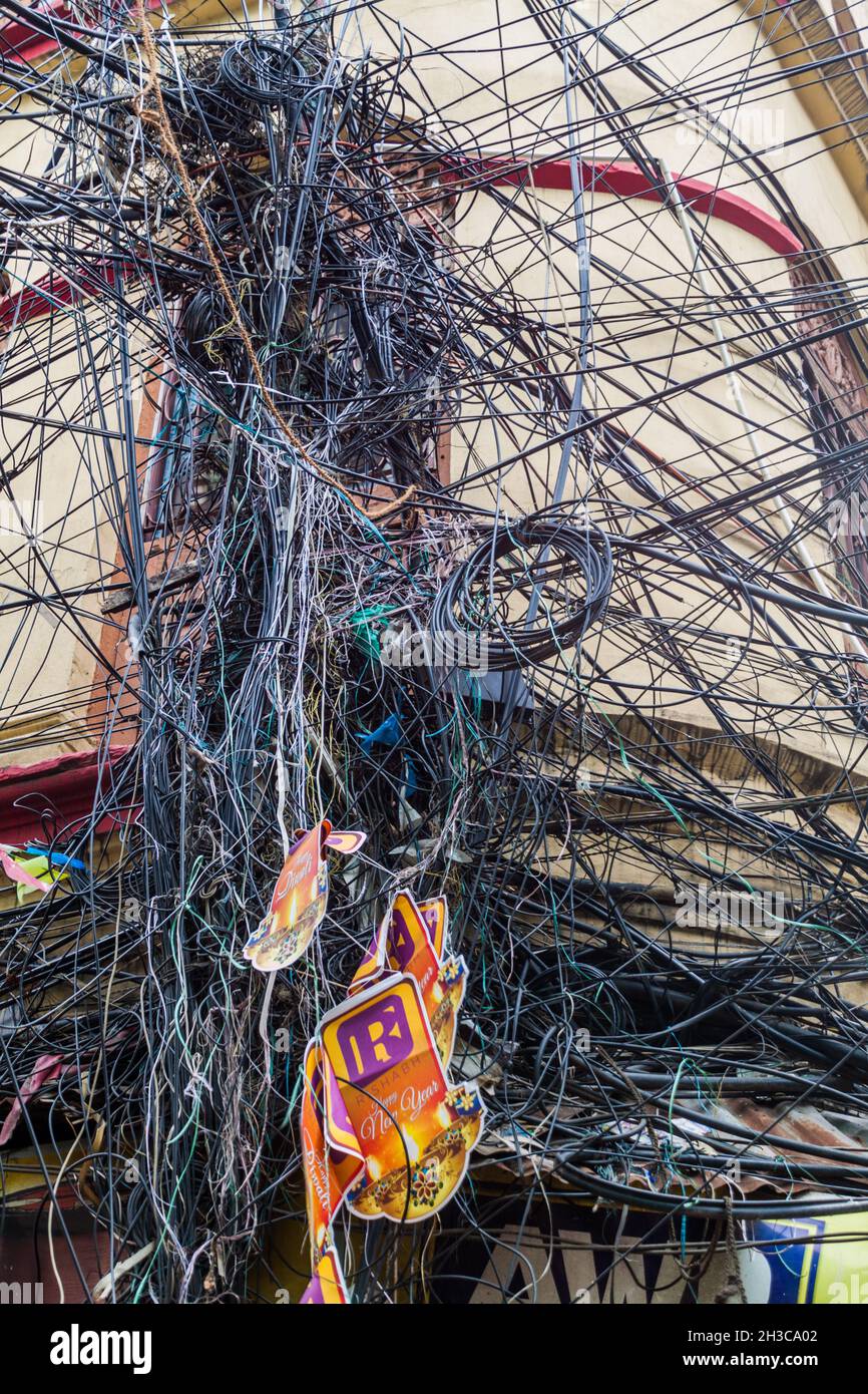 KALKUTTA, INDIEN - 31. OKTOBER 2016: Chaotisches Kabelgewirr im Zentrum von Kalkutta, Indien Stockfoto