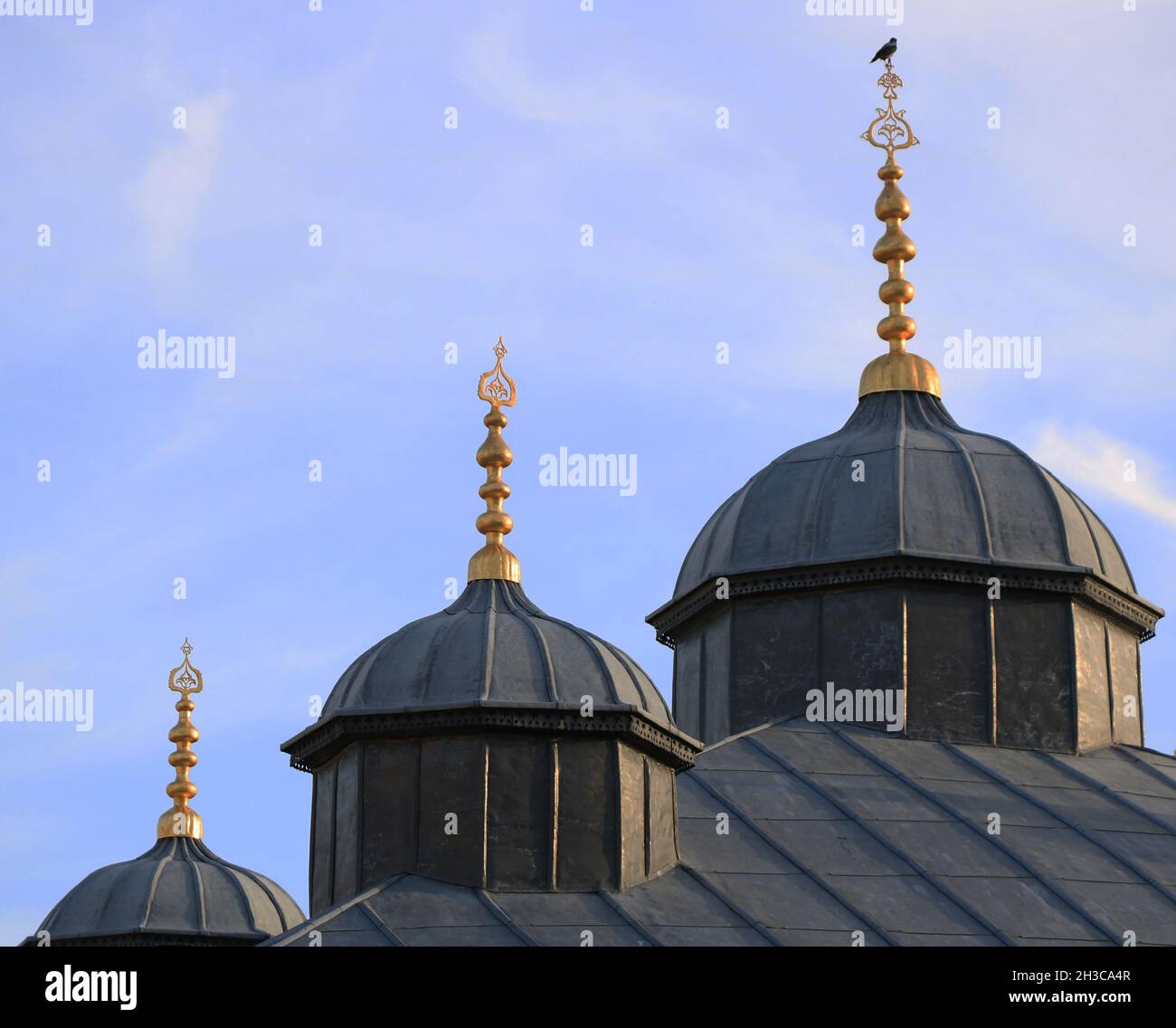 Islamische Kuppeln von Istanbul. Kleine Kuppeln des Brunnens von Ahmed III. In Istanbul, Türkei. Stockfoto