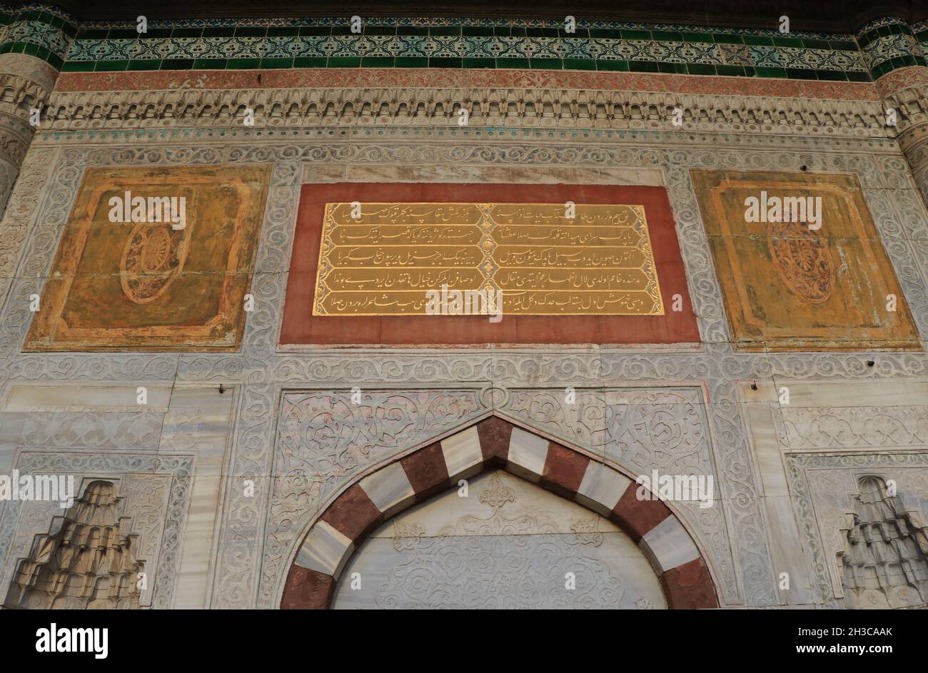 Kunst und architektonische Details über Marmor des Brunnens von Ahmed III in Istanbul. Stockfoto