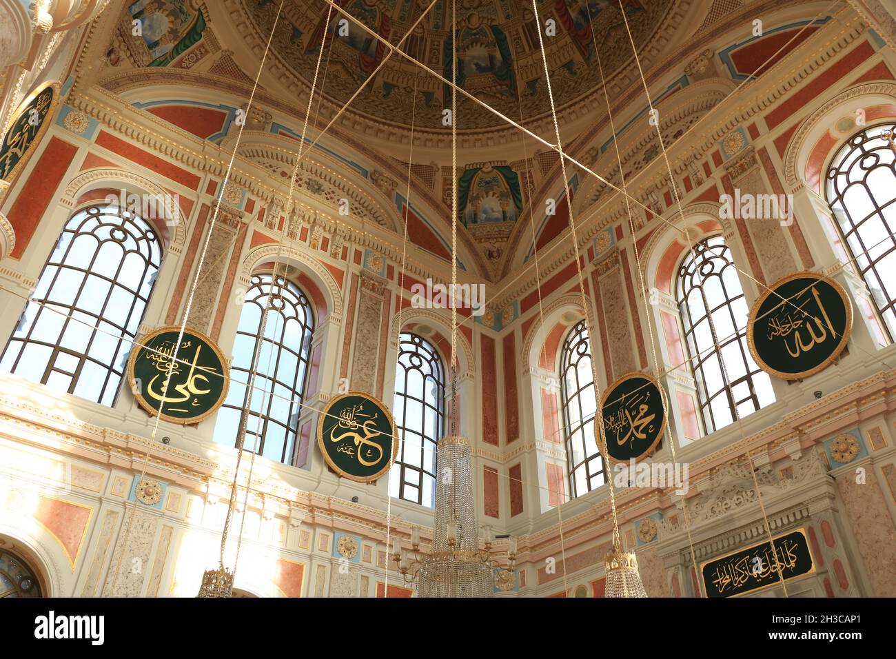 Innenräume der historischen Großen Mecidiye Moschee in Istanbul, Türkei. Stockfoto