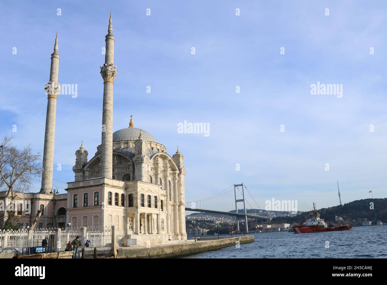 Historische große Mecidiye Moschee und die Brücke in der Nähe des Bosporus in Istanbul, Türkei. Stockfoto