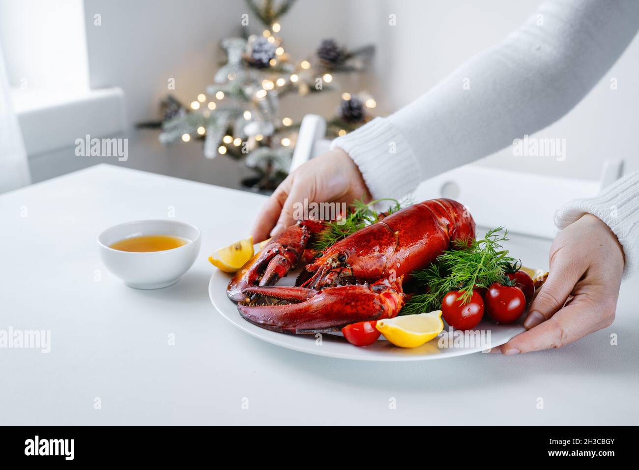 Lecker zubereiteter roter Hummer auf weißem Hintergrund Stockfoto