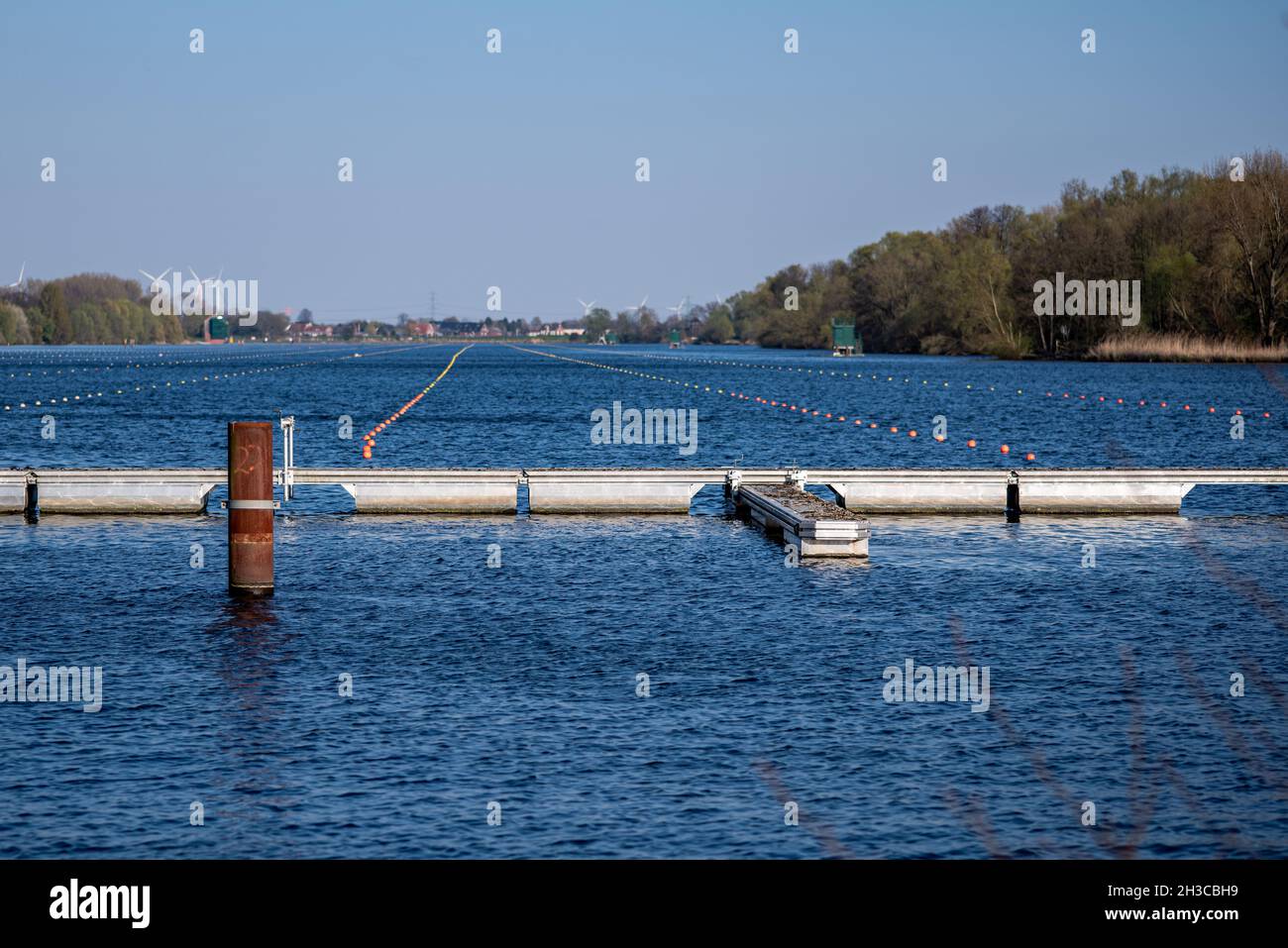 Fluss mit Barrieren und Markierungen im Wasser für Ruderwettbewerbe Stockfoto