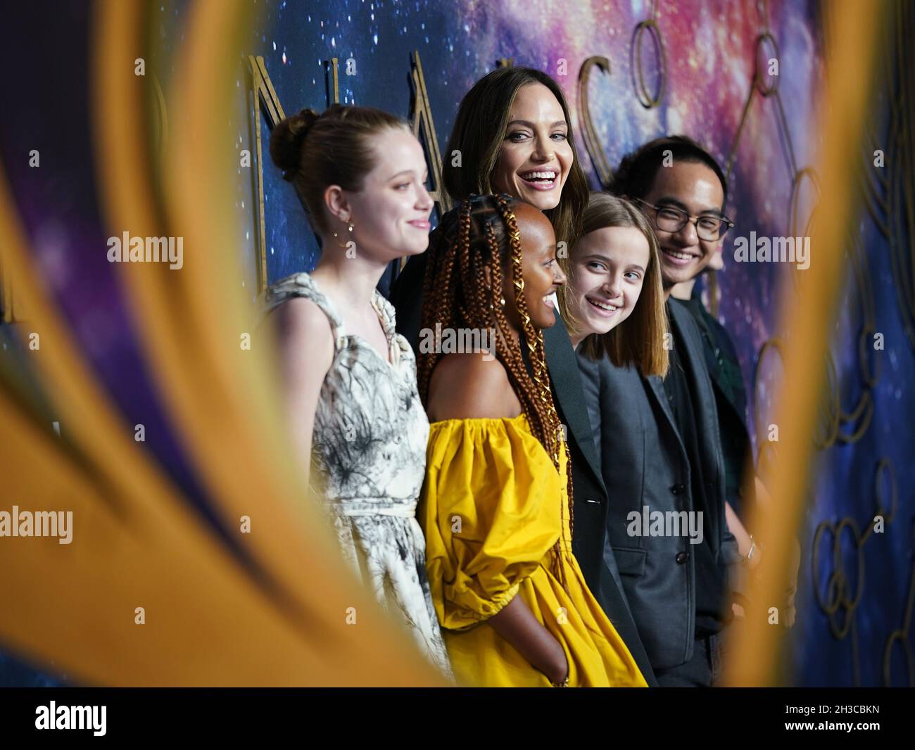 (L bis R) Shiloh Jolie-Pitt, Zahara Jolie-Pitt, Angelina Jolie, Vivienne Jolie-Pitt, Maddox Jolie-Pitt und Knox Jolie-Pitt bei der UK Gala Screening of Marvel Studios' Eternals im BFI IMAX, London. Bilddatum: Mittwoch, 27. Oktober 2021. Stockfoto