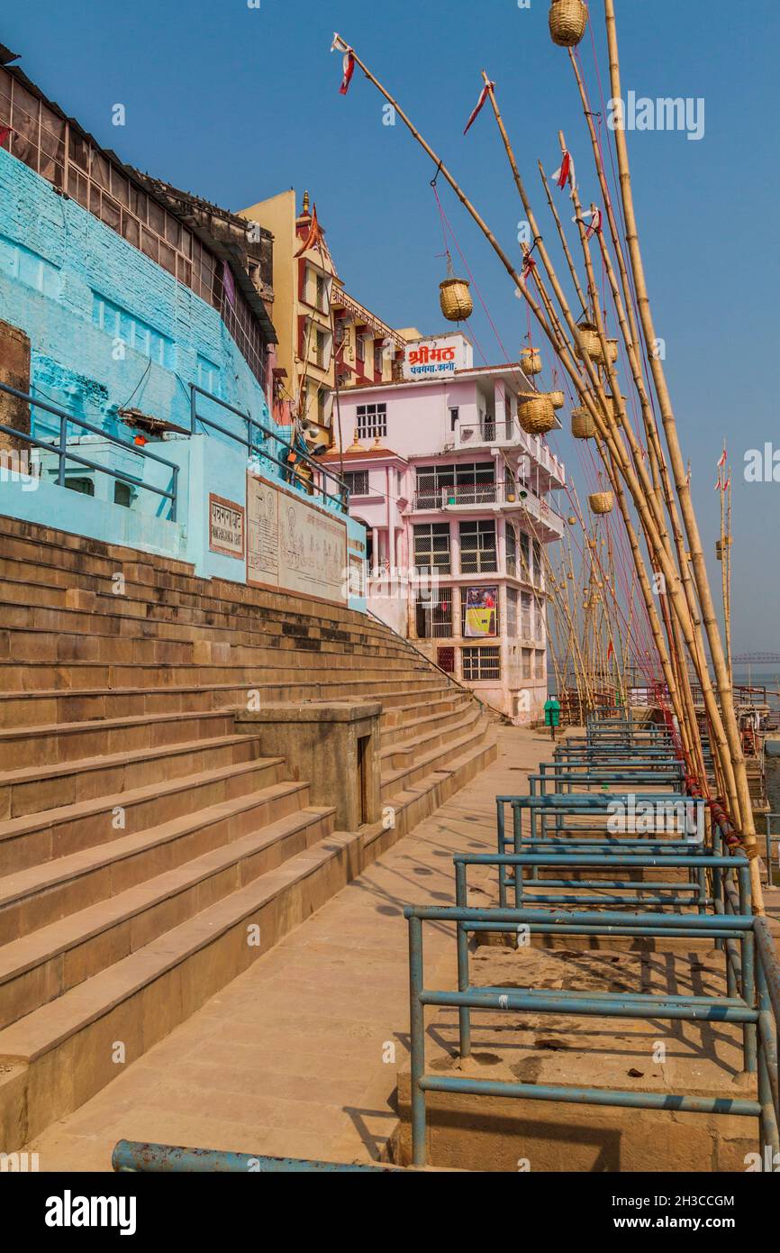 VARANASI, INDIEN - 25. OKTOBER 2016: Lampen in Körben auf Bambusstangen in Varanasi, Indien Stockfoto