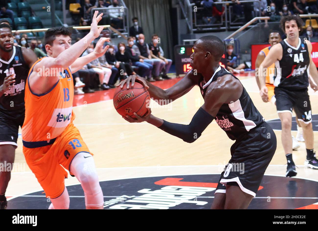 Bologna, Italien. Oktober 2021. Kevin Hervey (Segafredo Virtus Bologna)(R) wurde von Nicolas Bretzel (Ratiopharm Ulm) während des Eurocup-Turniers Segafredo Virtus Bologna gegen den anderen vereitelt. Ratiopharm Ulm at the Paladozza Sports Palace - Bologna, 27. Oktober 2021 Quelle: Independent Photo Agency/Alamy Live News Stockfoto