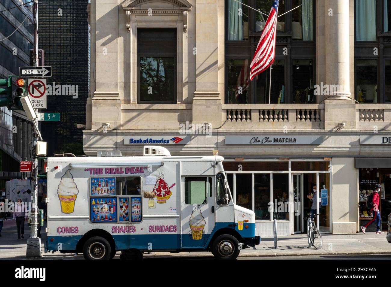 Ice Cream Truck parkte an der Fifth Avenue, 2021, NYC, USA Stockfoto