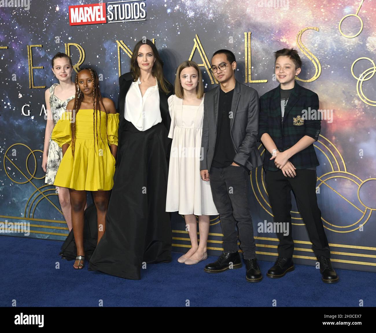 Foto muss gutgeschrieben werden ©Alpha Press 079965 27/10/2021 Angelina Jolie und Kinder Shiloh Jolie Pitt Zahara Jolie Pitt Vivienne Jolie Pitt Maddox Jolie Pitt und Knox Jolie Pitt Eternals UK Premiere in London Stockfoto