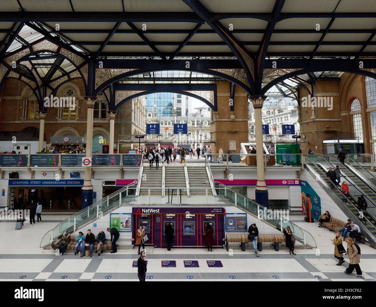 London, Greater London, England, Oktober 26 2021: Liverpool Street Train Station main concourse. Stockfoto