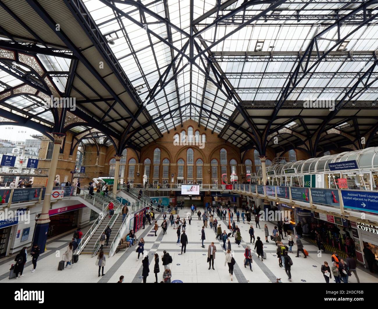 London, Greater London, England, Oktober 26 2021: Liverpool Street Train Station main concourse. Stockfoto