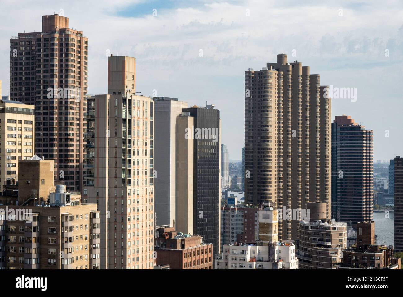 Das Corinthian Apartment Building und Wolkenkratzer am East River Murray Hill, NYC, USA Stockfoto