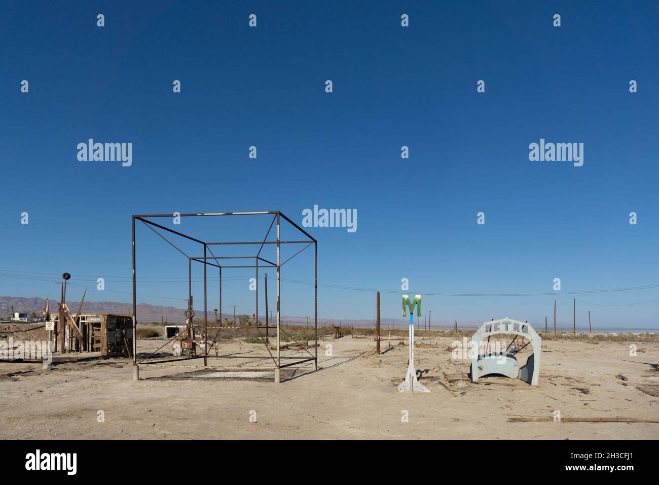 Bombay Beach, Kalifornien, USA - 6. August 2021: Ein Metallrahmen und Überreste und Trümmer aus einer verlassenen Stadt in Bombay Beach Stockfoto