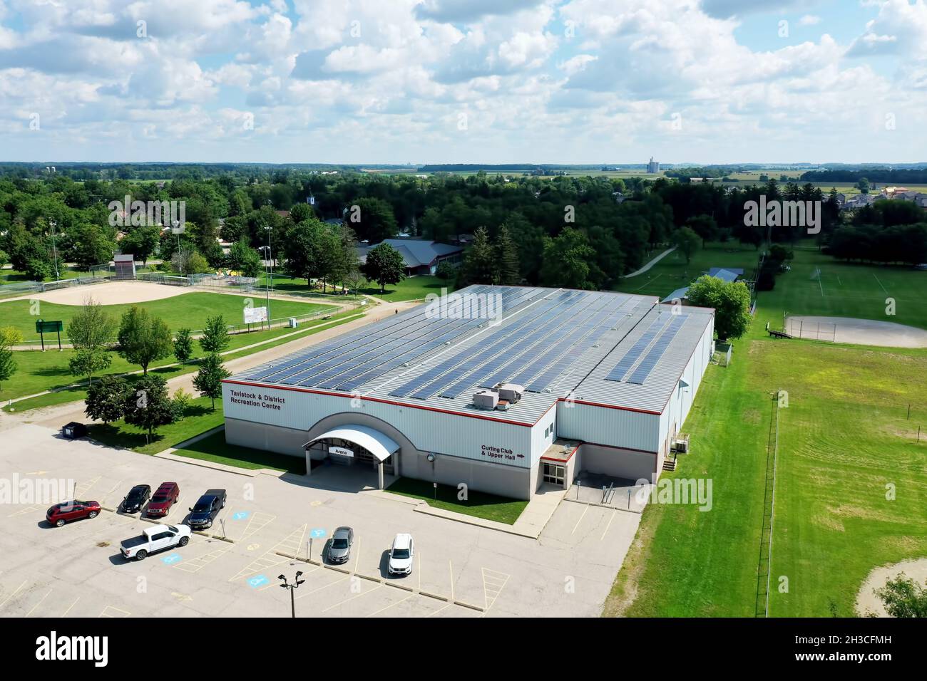 Eine Luftaufnahme des Tavistock and District Community Centre in Ontario, Kanada Stockfoto