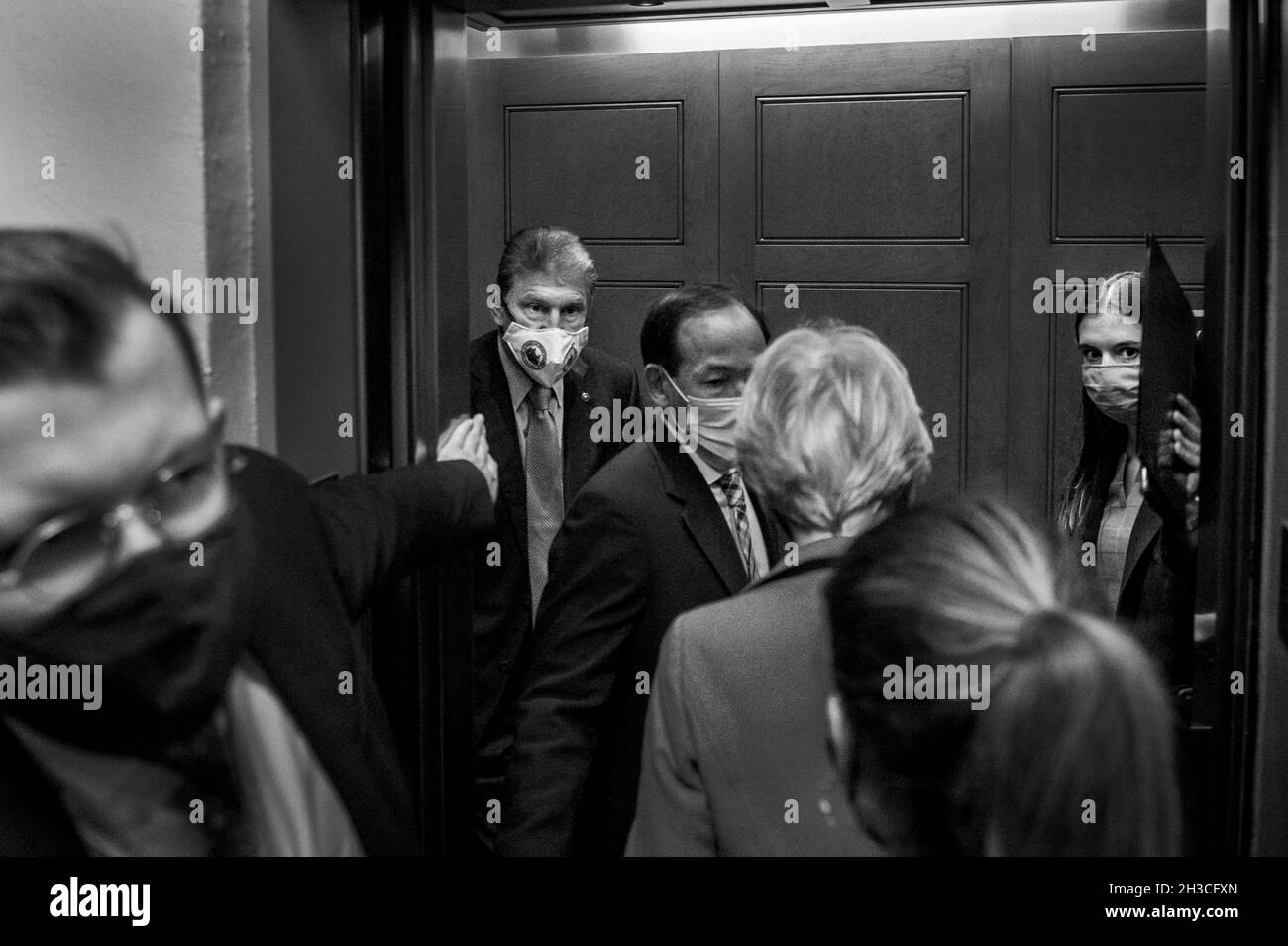 Washington, Vereinigte Staaten. Oktober 2021. Der US-Senator Joe Manchin III (Demokrat von West Virginia) kommt am Mittwoch, den 27. Oktober 2010, bei einer Abstimmung im US-Kapitol in Washington, DC, in die Senatskammer. Kredit: Rod Lampey/CNP/dpa/Alamy Live Nachrichten Stockfoto