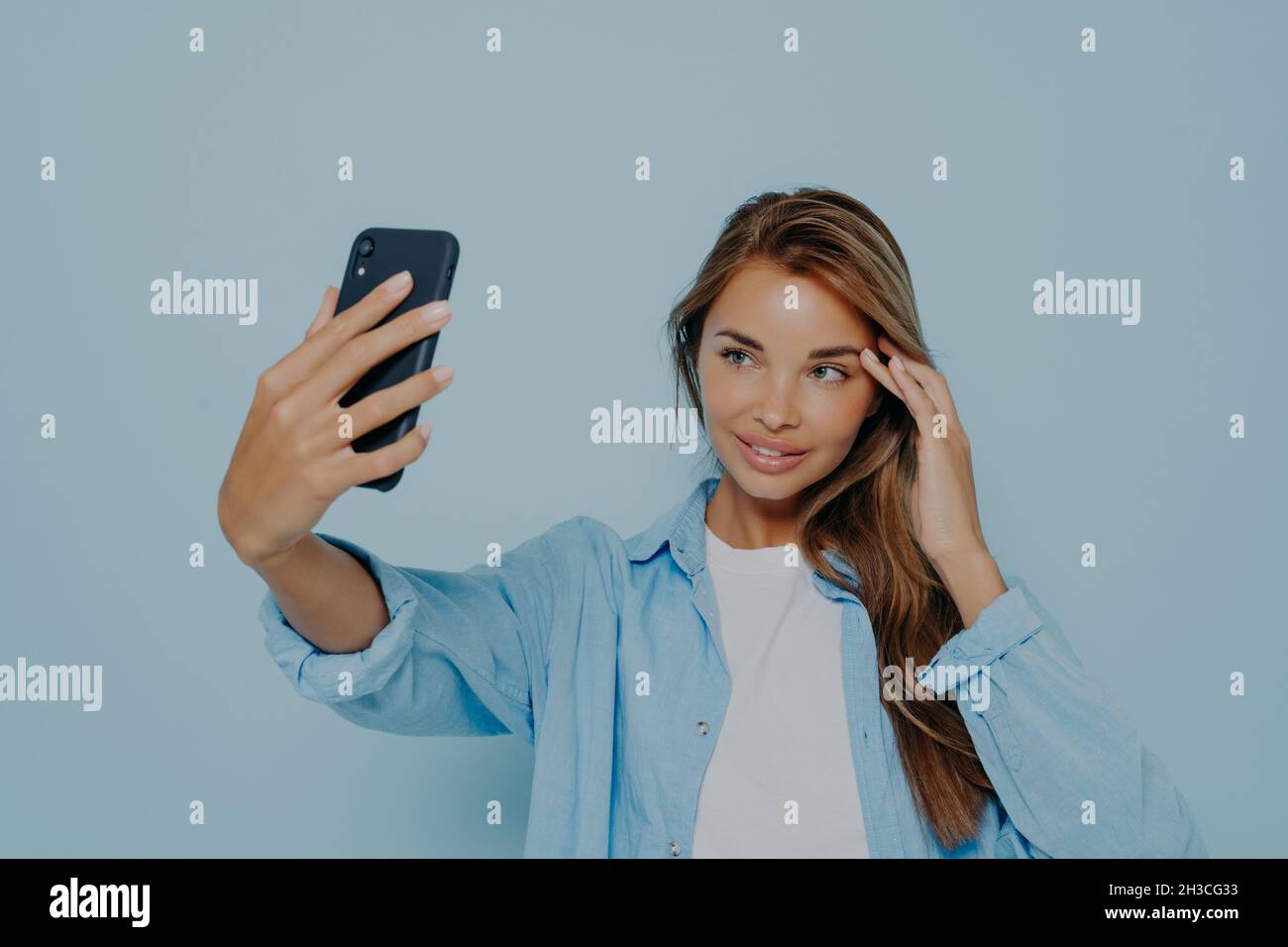 Wunderschöne Modell machen Selfie auf Handy Stockfoto