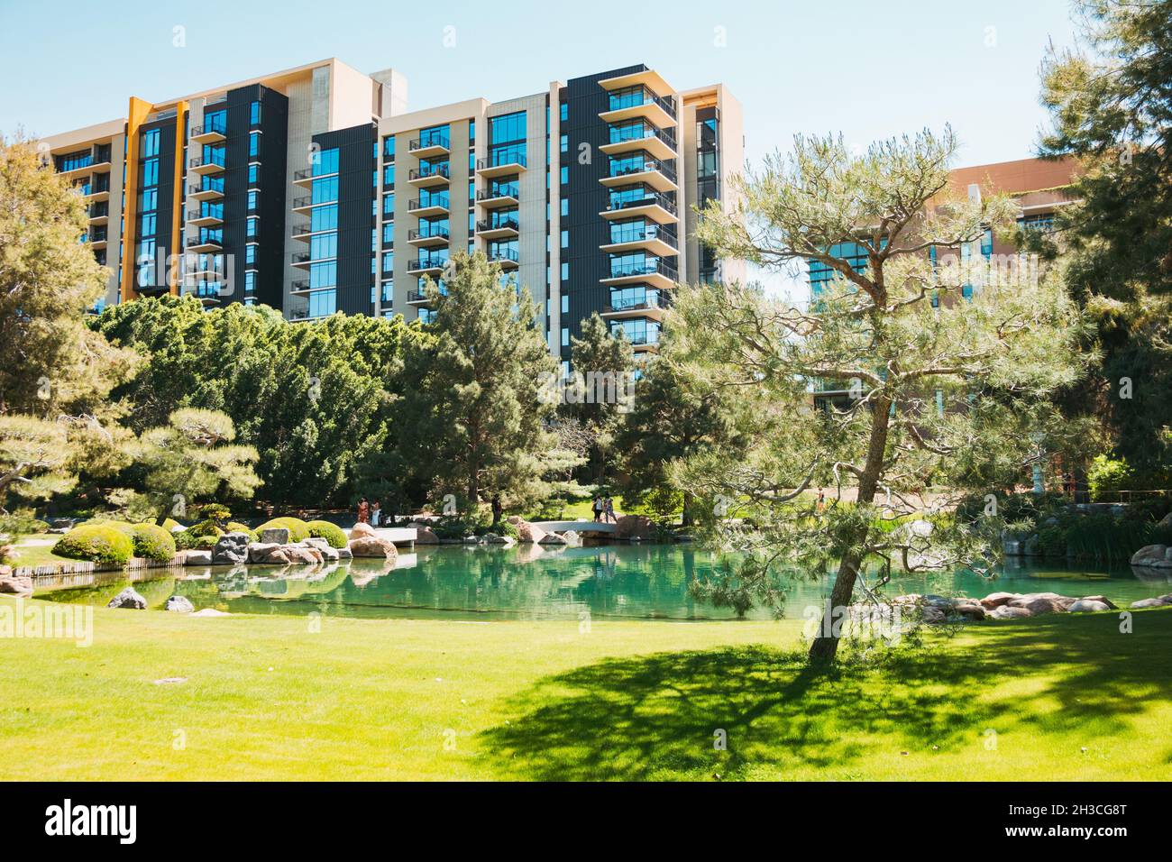 Die neuen Apartments blicken auf den Japanischen Freundschaftsgarten in Phoenix, Arizona Stockfoto
