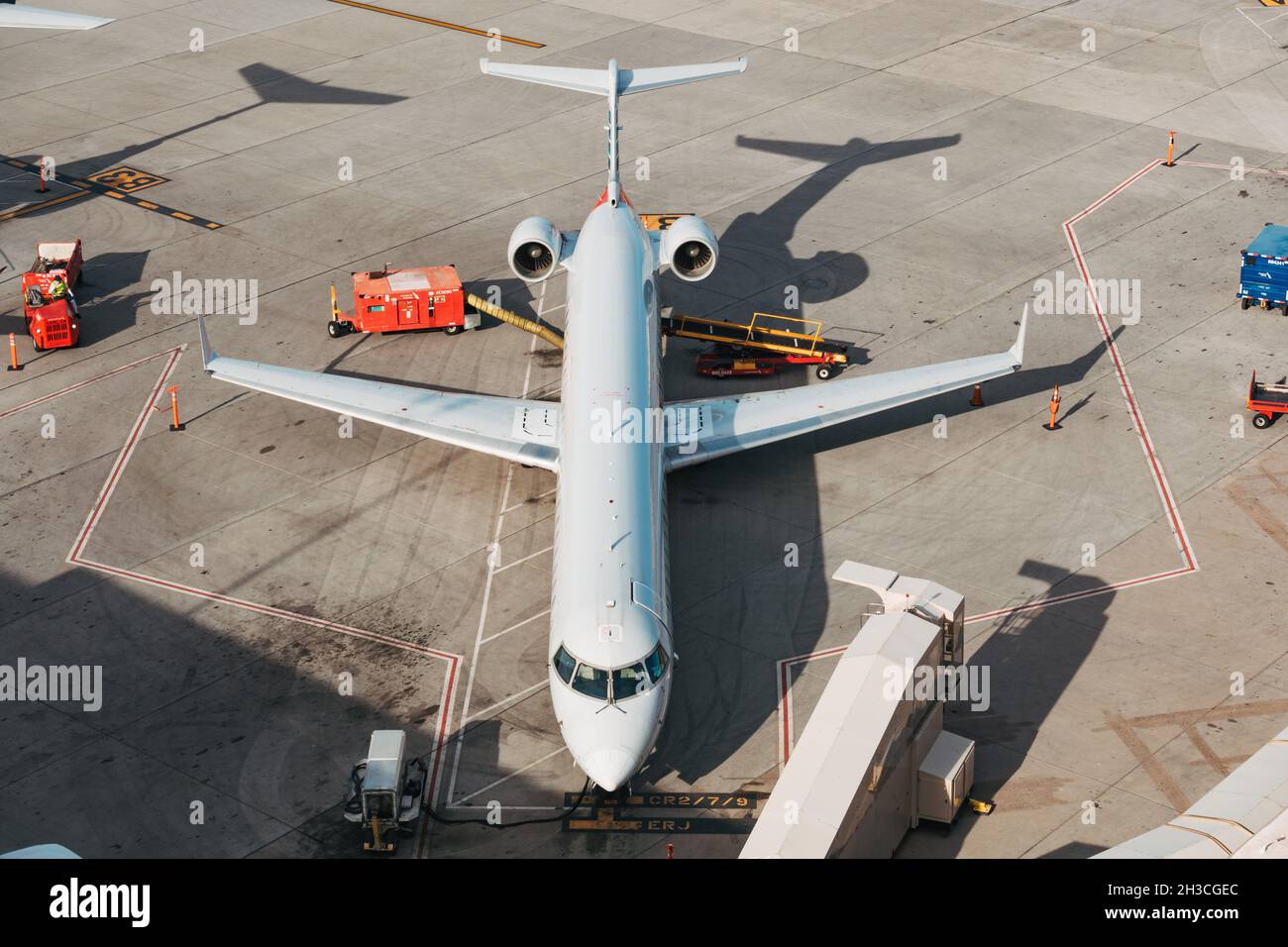 Ein Regionaljet des American Eagle Canadair CRJ-900 parkte am Gate des Phoenix Sky Harbor Airport, Arizona Stockfoto