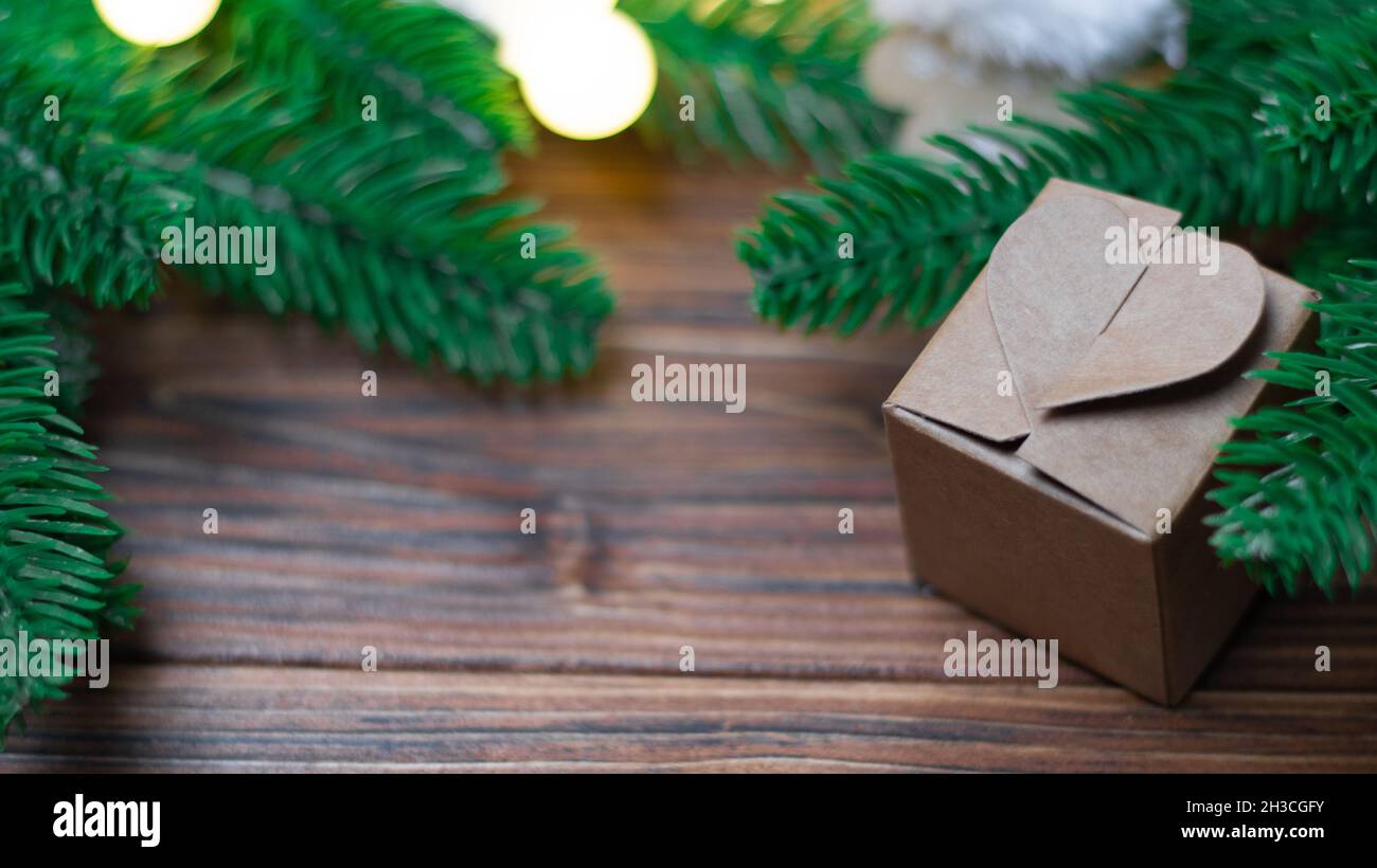 Banner für Bastelgeschäft oder Herstellung Box Typografie. Weihnachtsgeschenk unter den Ästen auf Holzhintergrund. Rechtshändige Ausrichtung. Stockfoto