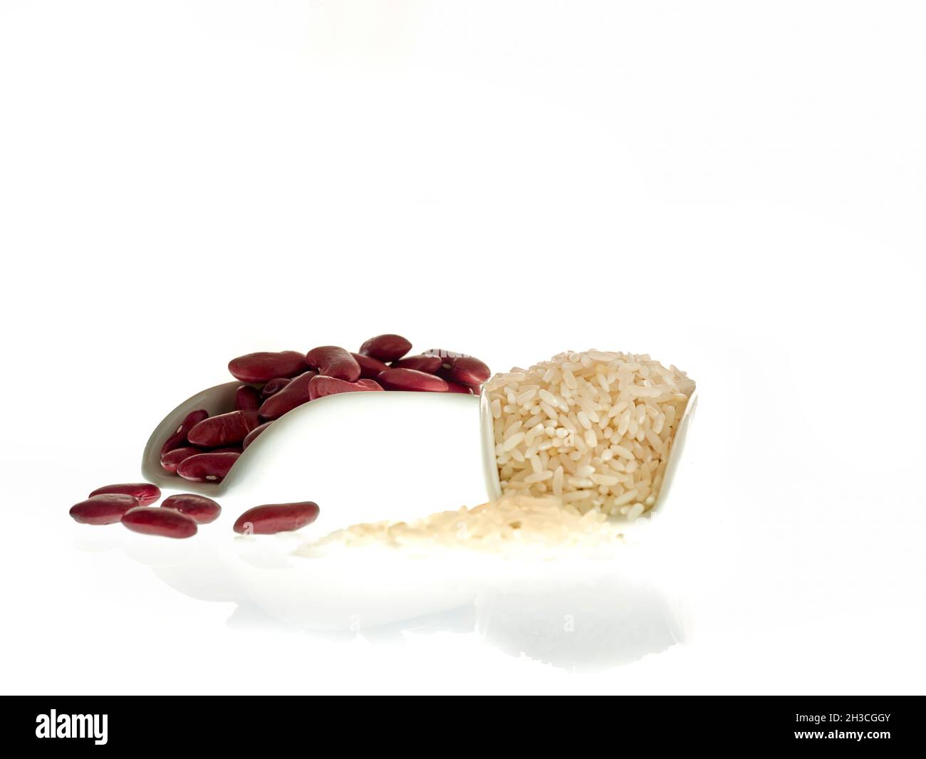 Authentische rote Kidney-Bohnen und weißer Reis, Lebensmittelzutat Stillleben Stockfoto