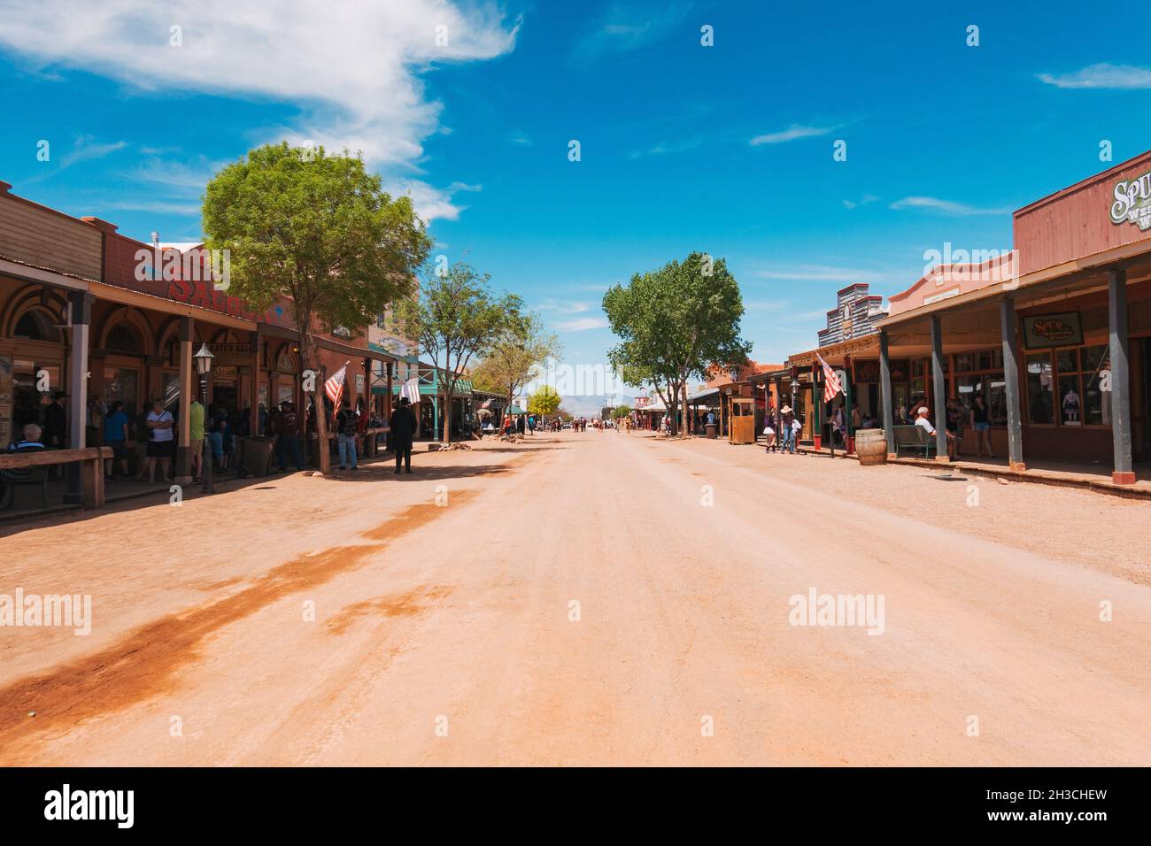 Die historische Stadt Tombstone, AZ, während des jährlichen Rosenfestivals, bei dem viele Anwohner und Unternehmen in Old West-Kleidung angezogen sind Stockfoto