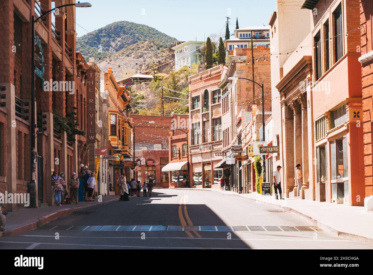 Die Hauptstraße in Bisbee, Arizona, eine historische Bergbaustadt, die heute ein beliebtes Touristenziel ist Stockfoto