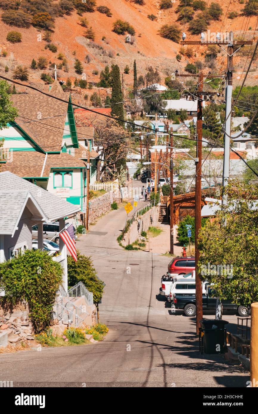 Ein ruhiges Viertel in den Seitenstraßen von Bisbee, einer historischen Bergbaustadt im Süden von Arizona, USA Stockfoto