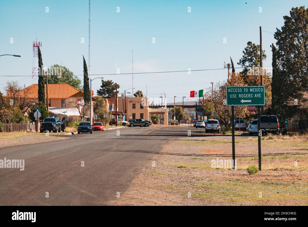Ein Straßenschild mit der Aufschrift „Zugang nach Mexiko über die Rogers Ave“ in der Grenzstadt Naco, Arizona Stockfoto