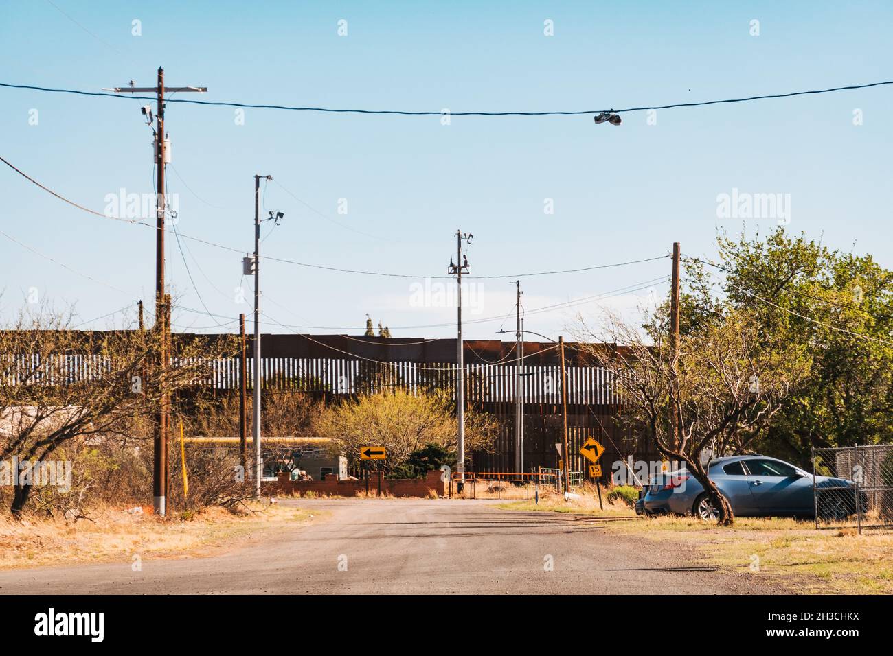 Blick auf eine Vorstadtstraße in Richtung der Mexiko-US-Barriere, in der Grenzstadt Naco, Arizona Stockfoto