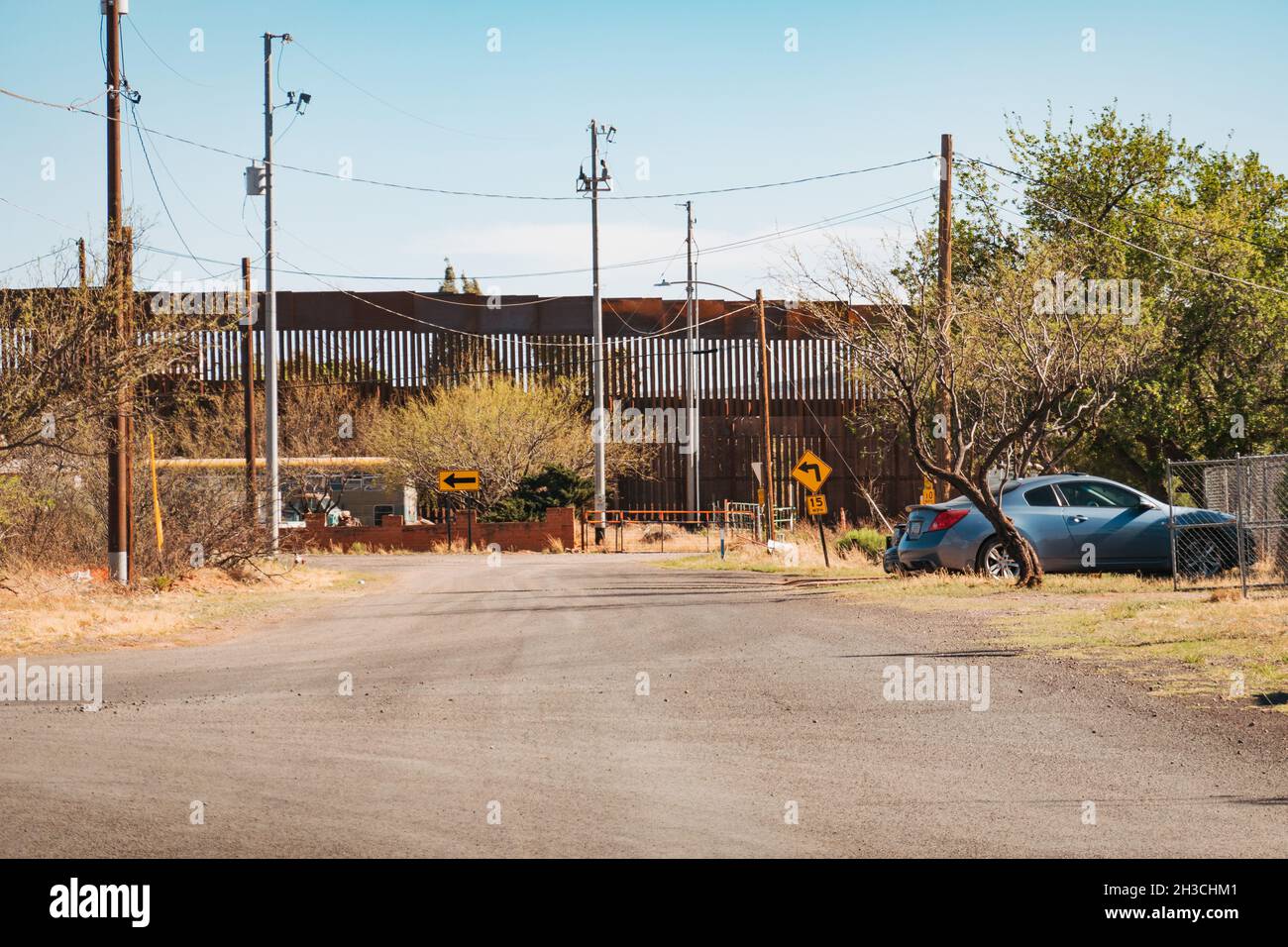 Blick auf eine Vorstadtstraße in Richtung der Mexiko-US-Barriere, in der Grenzstadt Naco, Arizona Stockfoto