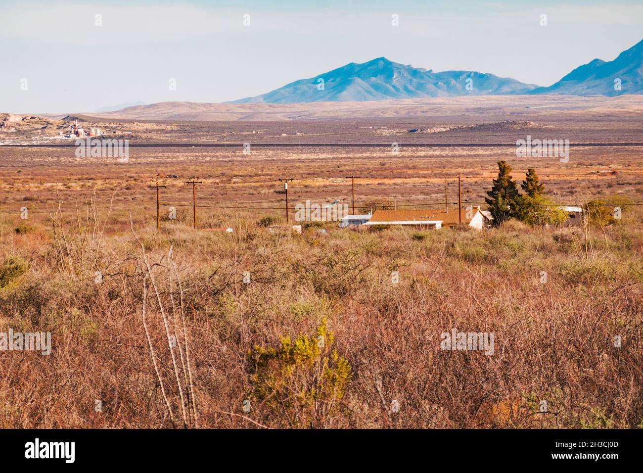 Die Stahlgrenzmauer zwischen den USA und Mexiko schneidet eine Linie durch die Ebenen in der Nähe von Naco, Arizona Stockfoto