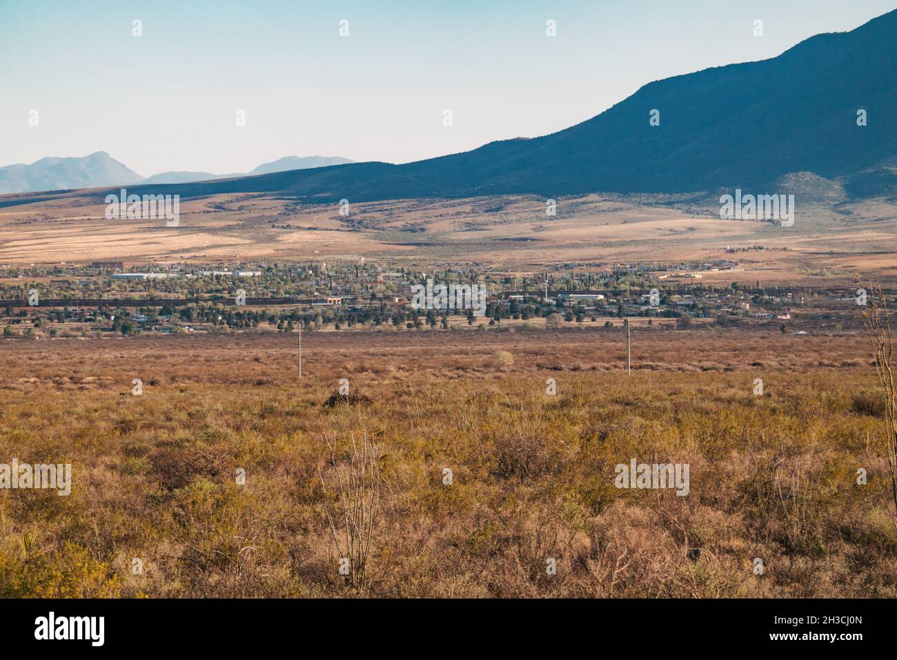 Die Stadt Naco, die durch die Mexiko-US-Grenzmauer, die durch die Mitte verläuft, in zwei Teile geteilt wird, wodurch letztlich in jedem Nationalstaat eine eigene Stadt entsteht Stockfoto