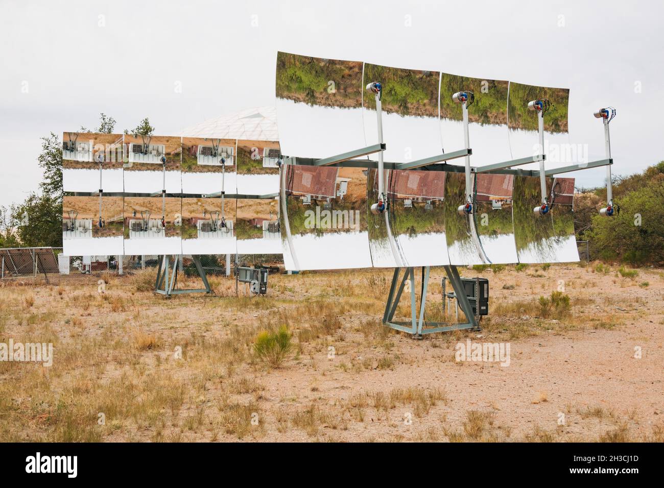 Hochreflektierende Spiegel, die Sonnenenergie erfassen, beim Biosphere 2-Projekt in Tucson, Arizona Stockfoto