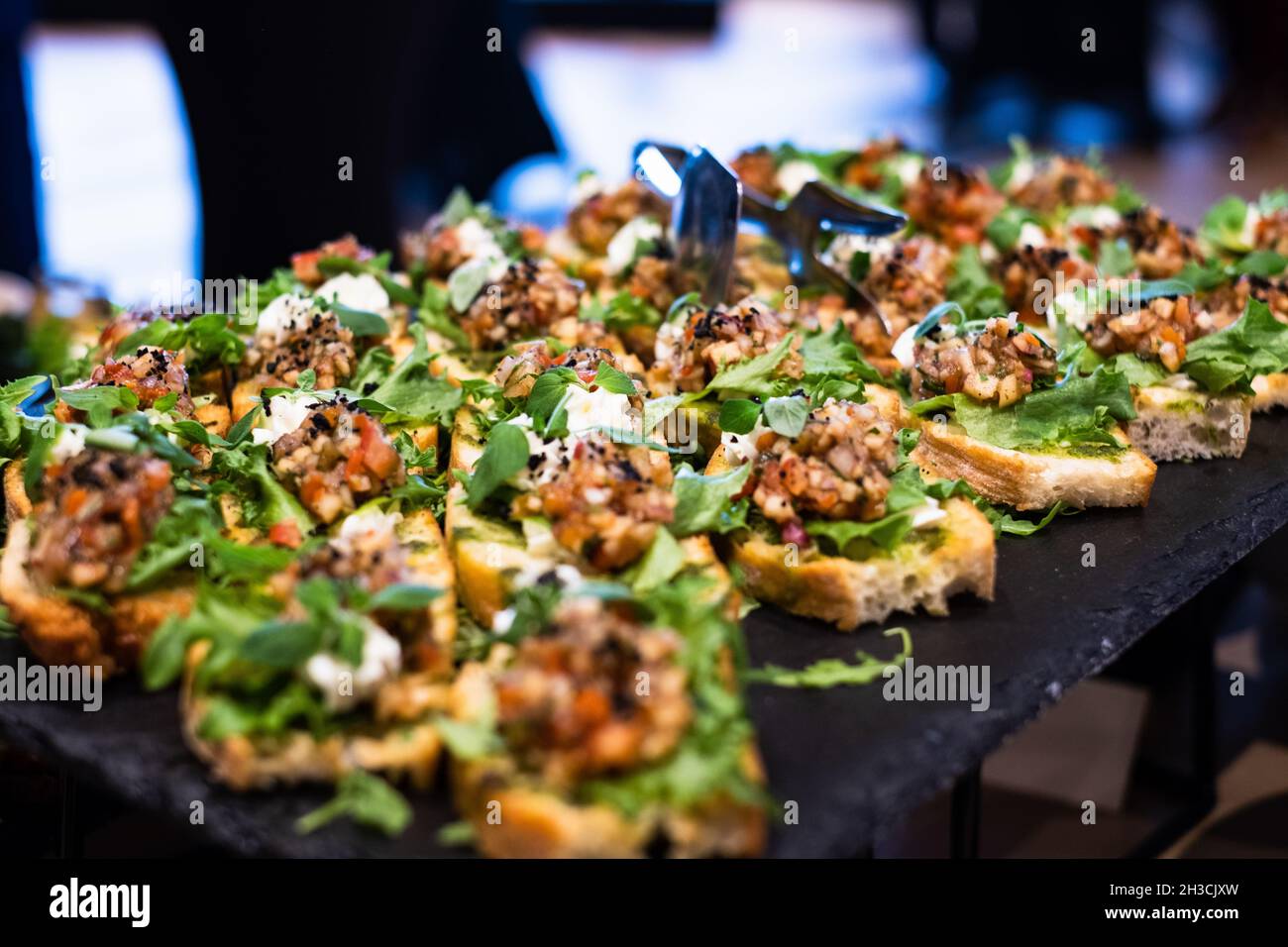 Bruschetta mit Tomatensalsa und frischem Basilikum. Italienische Antipasti und Snacks werden bei einer Catering-Veranstaltung oder Party serviert. Stockfoto