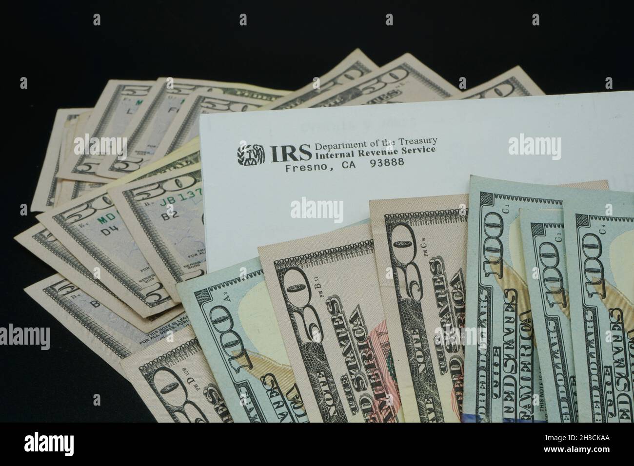 Lale Elsinore, CA - 26. Oktober 2021: IRS-Brief mit US-Währung Stockfoto