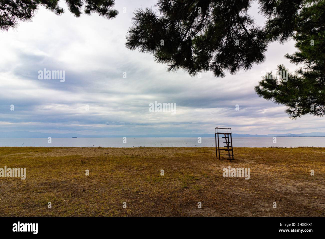 Lake Biwa - im Zentrum der Präfektur Shiga gelegen, hat der See seinen Namen von seiner natürlichen Form, die einer biwa ähnelt, einem traditionellen japanischen Stockfoto