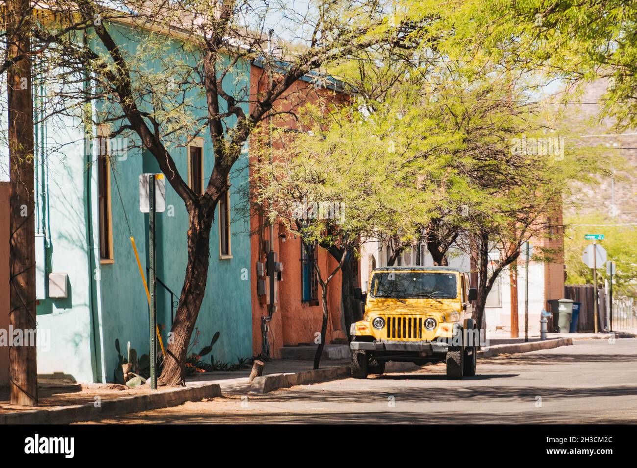 Ein gelber Jeep steht neben den bunten lehmziegelhäusern des Barrio Viejo, Tucson, AZ Stockfoto