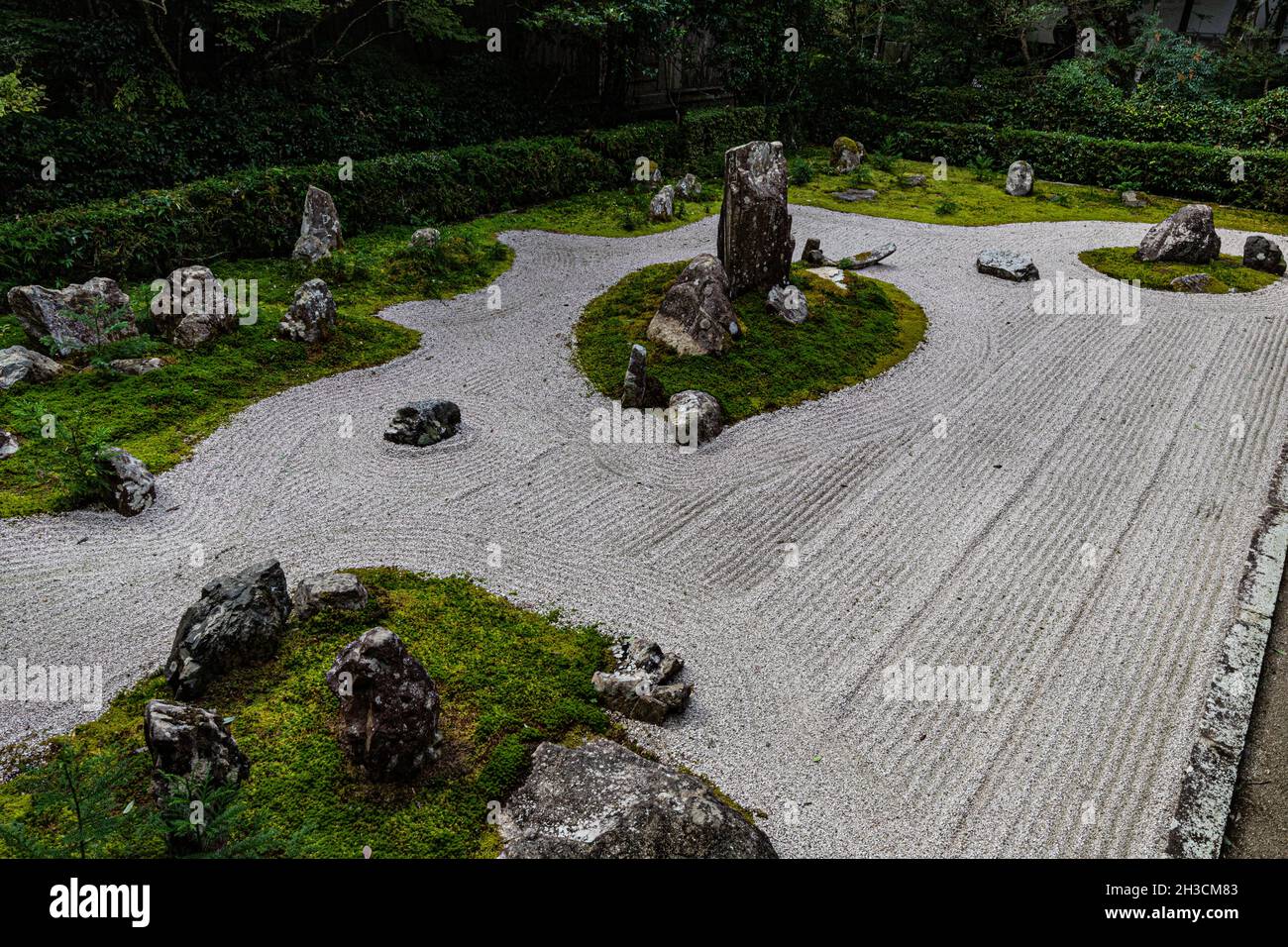 Am Ryotanji-Tempel können Sie auch zwei Gärten genießen, den South Garden, der ein beeindruckender trockener Zen-Garten namens Fudaraku-no-Niwa aus 48 Steinen i ist Stockfoto