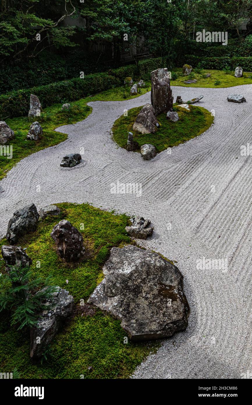 Am Ryotanji-Tempel können Sie auch zwei Gärten genießen, den South Garden, der ein beeindruckender trockener Zen-Garten namens Fudaraku-no-Niwa aus 48 Steinen i ist Stockfoto