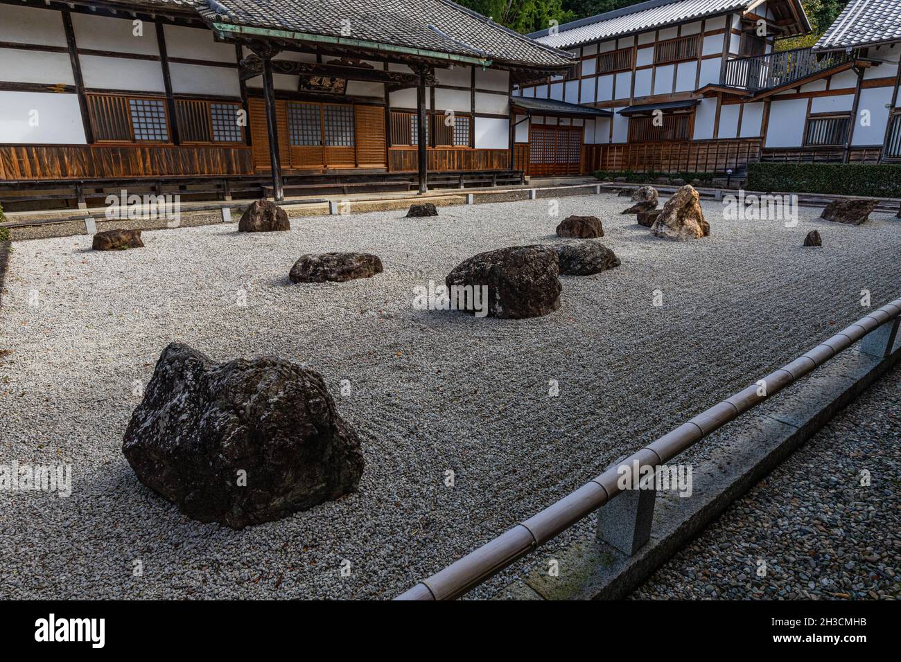 Es gibt zwei Gärten bei Tenneiji. Der Hauptgarten befindet sich im Innenhof der Haupthalle und der Rakan-do und seinem Rakan Steingarten. Von der Haupthaa Stockfoto