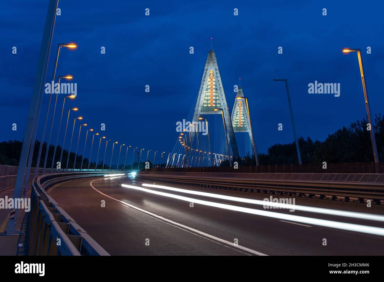 Megyeri Brücke am Abend mit Autobeleuchtung, Budapest, Ungarn Stockfoto