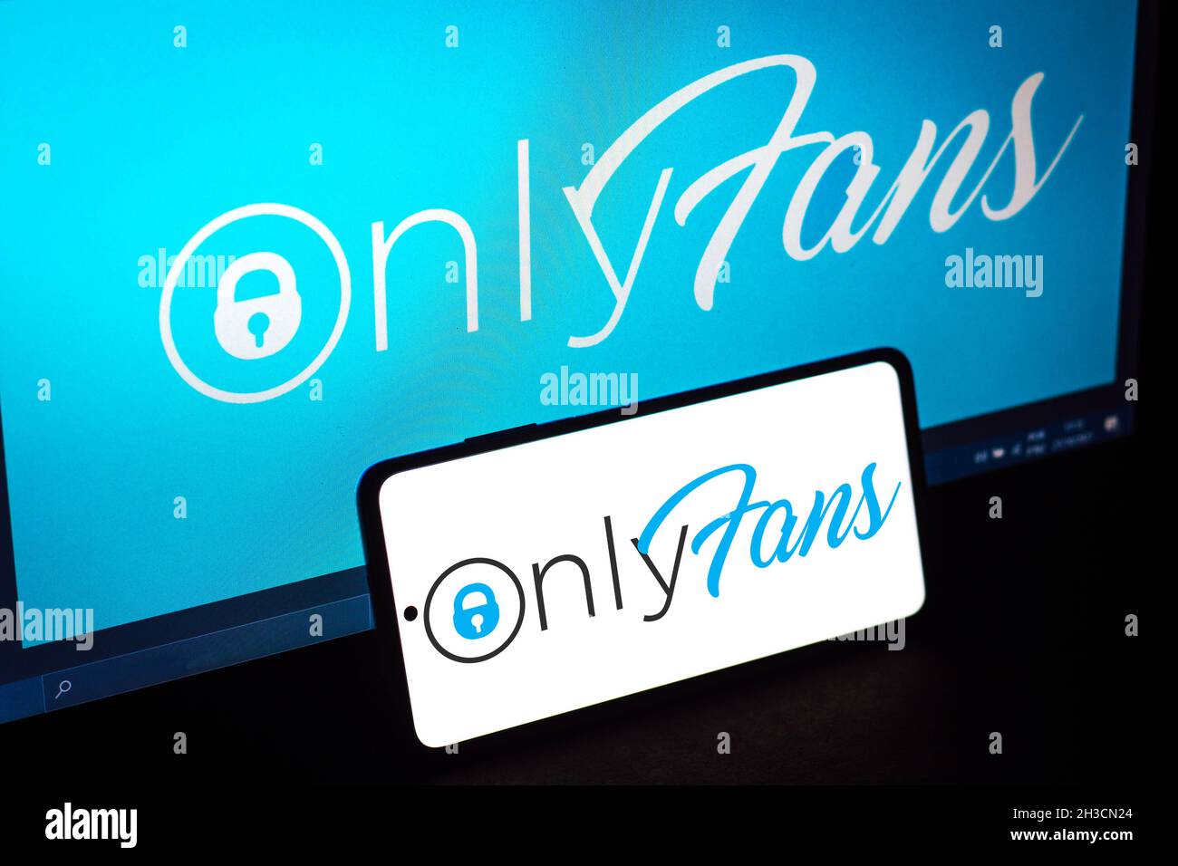 Brasilien. Oktober 2021. In dieser Abbildung ist das OnlyFans-Logo auf einem Smartphone und im Hintergrund zu sehen. Kredit: SOPA Images Limited/Alamy Live Nachrichten Stockfoto