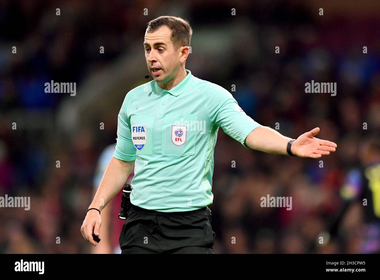 Matchschiedsrichter Peter Bankes während des EFL-Cup-Spiels, derzeit bekannt als Carabao Cup, zwischen Burnley und Tottenham Hotspur in Turf Moor, Burnley, Großbritannien. Bilddatum: Donnerstag, 28. Oktober 2021. Bildnachweis sollte lauten: Anthony Devlin Stockfoto