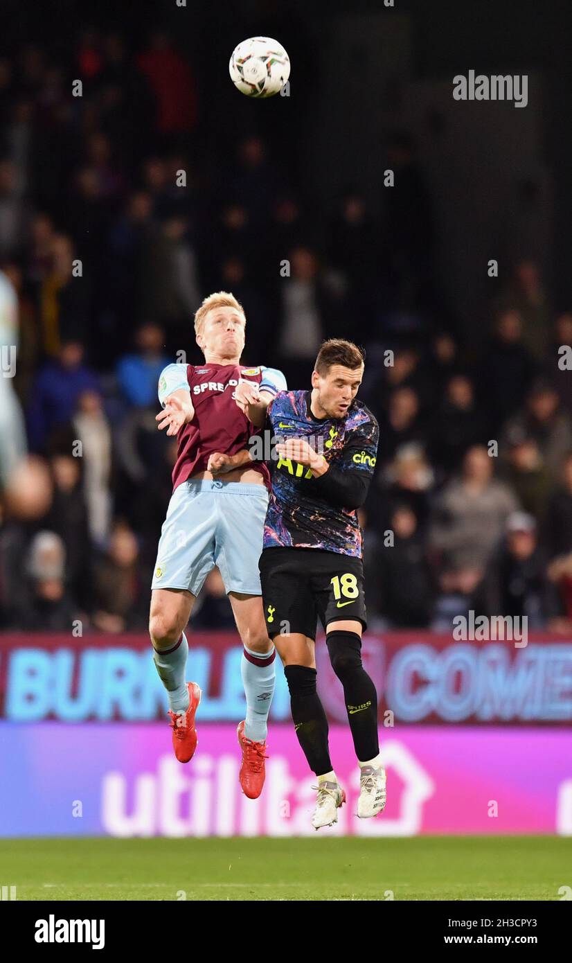 Ben Mee von Burnley und Giovani Lo Celso von Tottenham Hotspur kämpfen während des EFL-Cup-Spiels, das derzeit als Carabao Cup bekannt ist, zwischen Burnley und Tottenham Hotspur in Turf Moor, Burnley, Großbritannien, um einen Kopfball. Bilddatum: Donnerstag, 28. Oktober 2021. Bildnachweis sollte lauten: Anthony Devlin Stockfoto