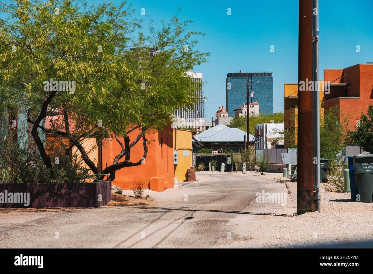 Hell gestrichene lehmhäuser des Barrio Viejo, gesehen von modernen Wolkenkratzern der Innenstadt von Tucson, AZ Stockfoto