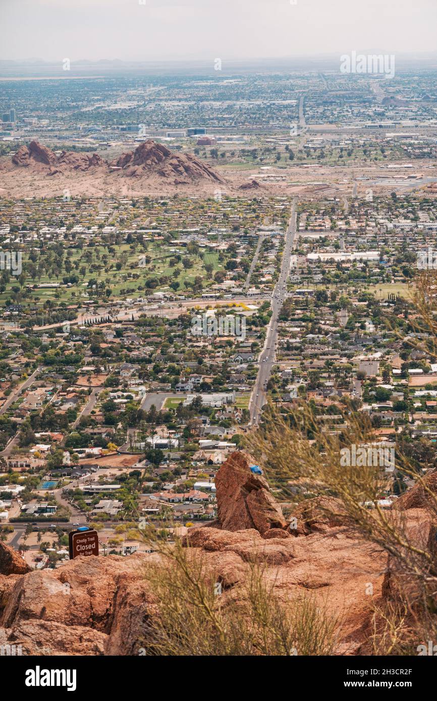 Die Stadt Phoenix vom großen roten Felsen aus gesehen, der Camelback Mountain, Arizona, USA ist Stockfoto