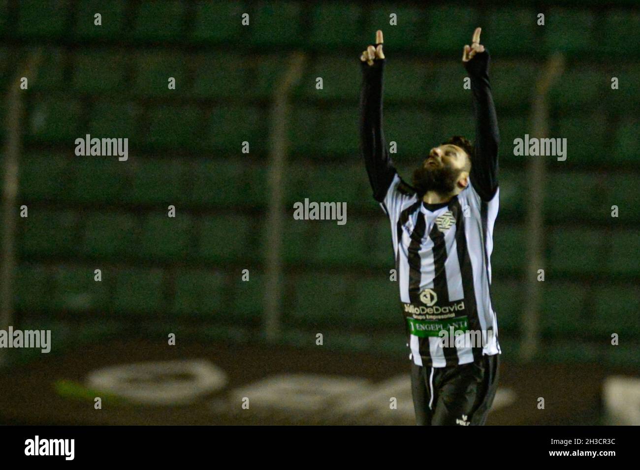 Florianópolis (SC), 27/10/2021 - Futebol / Copa SC - Gol de Garré para o Figueirense durante o clássico catarinense entre Figueirense X Avaí na noite Stockfoto