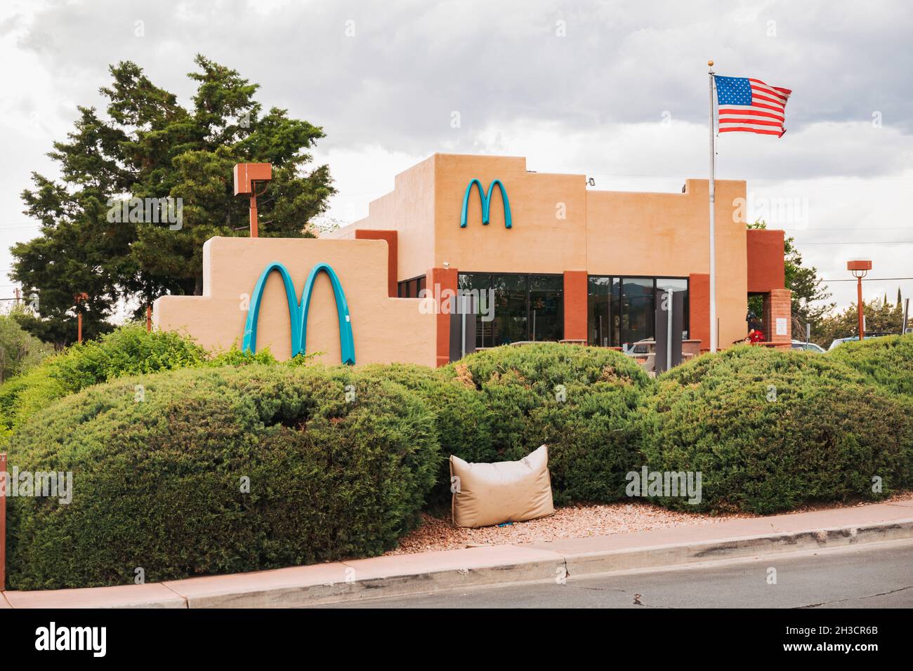 Ein McDonald's mit „blauen Bögen“ in Sedona, AZ. Die örtlichen Vorschriften über die Baufarben bedeuteten, das übliche Goldgelb gegen Türkisblau zu tauschen Stockfoto